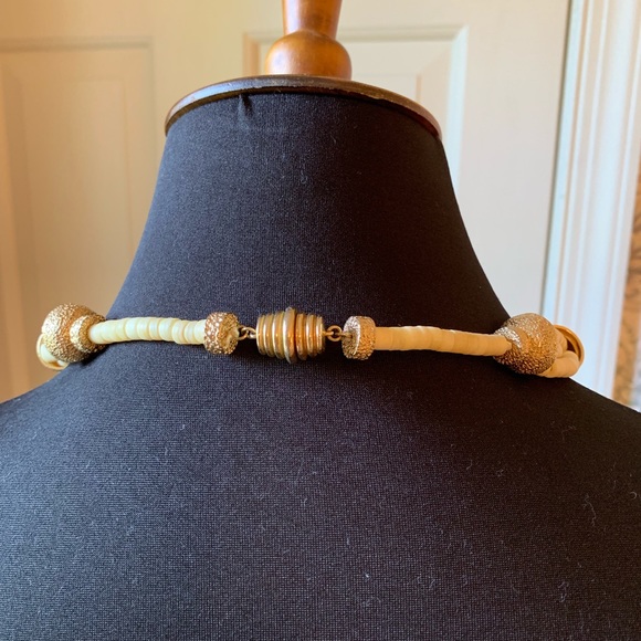 MOTHER OF PEARL AND CARVED BONE NECKLACE - Picture 3 of 8